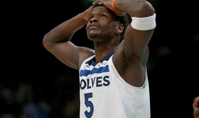 官方网站-乏善可陈！爱德华兹半场11投4中 仅得到9分3板2助&amp;正负值-11