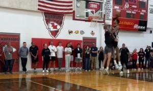 娱乐平台-我不要面子的吗？文班亚马血帽粉丝&amp;随即隔扣对方！