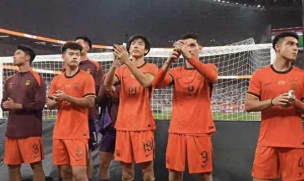 开云娱乐-央视直播有变！19点35，中国男足次战鱼腩，首发或换血，底线10-0